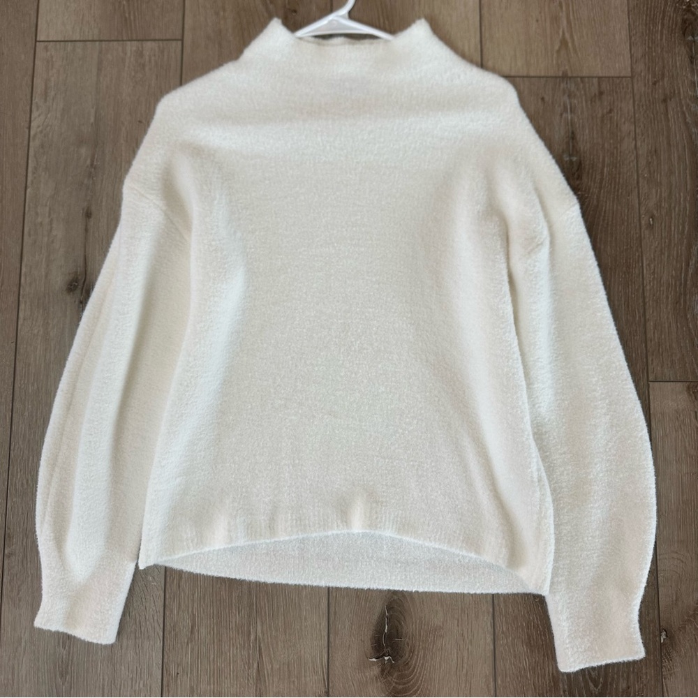 Tahari White Cream Turtleneck Sweater Fuzzy Sweater Mock Neck Fall Winter Top XS